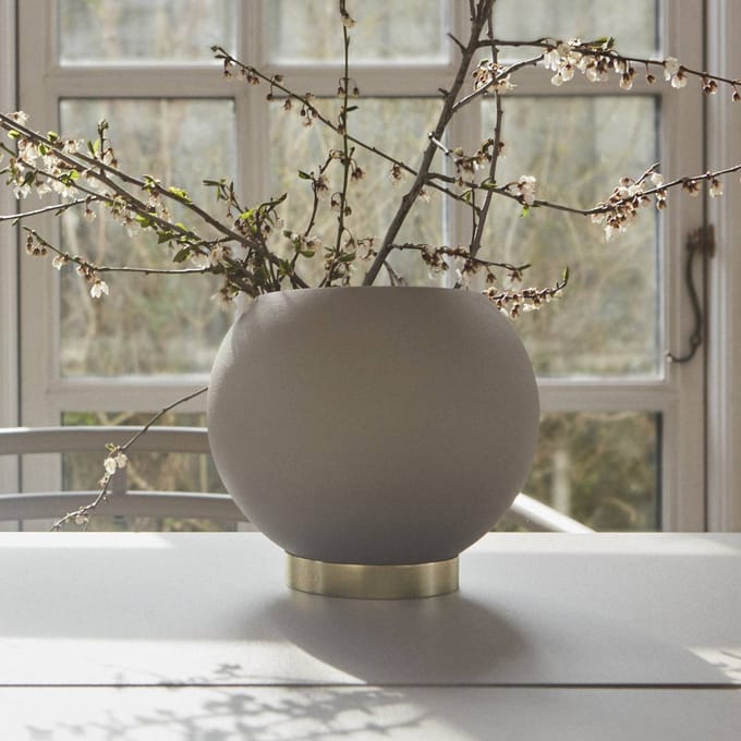 AYTM bloempot Globe, Ø 17 cm, grijsbruin, aluminium, staal