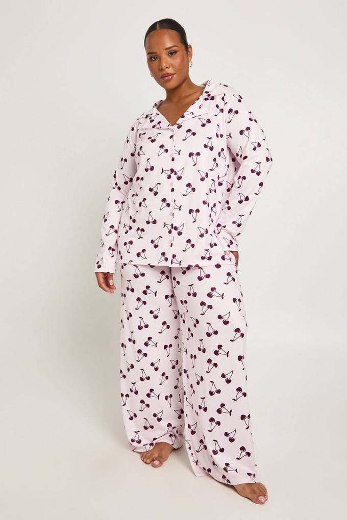 boohoo Dames Plus Kersenprint Pyjamasset met lange mouwen & broek | Light Pink | Maat: 20
