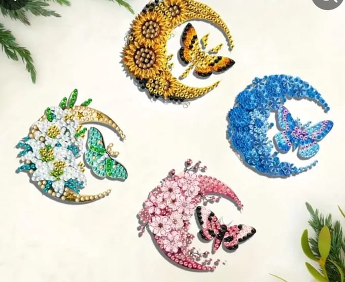 Diamond painting set - 4 Broches/ opsteker- maan met vlindertje