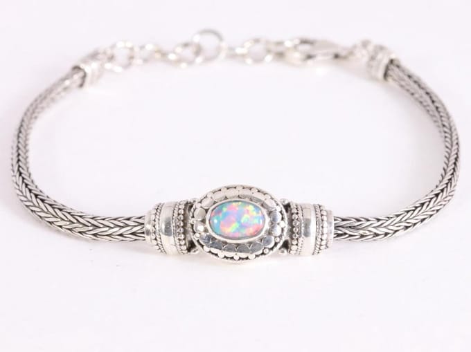 Traditionele zilveren snake armband met Australische opaal
