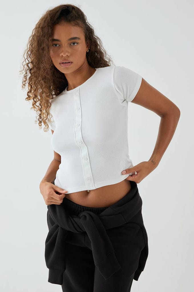 Dames DSGN Studio Square Script Geborduurd Geribbeld Aansluitend Doorknoop Top | White | Maat: Medium