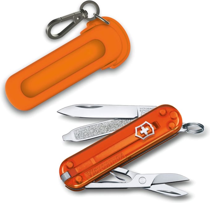 Victorinox Classic SD Zakmes met Mango Tango Siliconen Hoes Fire Opal