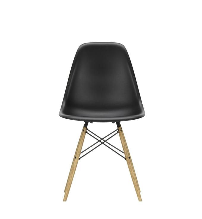 Vitra - DSW Eames Plastic Sidechair - diepzwart RE - honingkleurig essenhout
