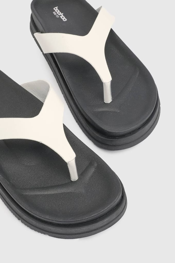 boohoo Dames Brede Pasvorm Chunky Platform Teenslippers | Wit | Maat: 36