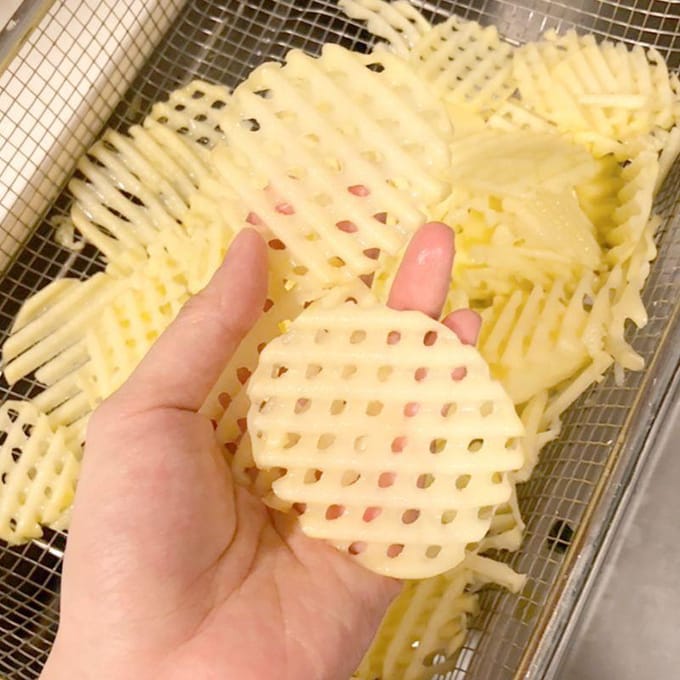 Aardappelroostersnijder Golfmes Groenterasp Gegolfd net Chopper Cutter Chipper Salade Keukenrasp Schilmes Stamper Gadget white