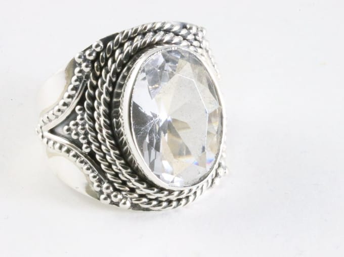 Bewerkte zilveren ring met bergkristal - maat 18