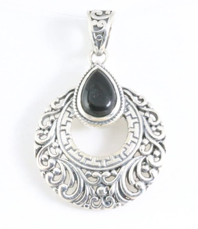 Bewerkte zilveren hanger met onyx