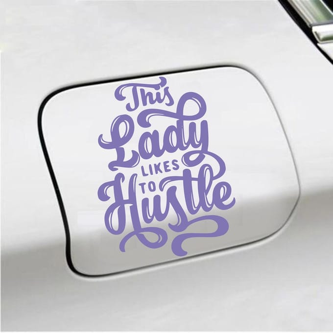 Bumpersticker - This Lady Likes To Hustle - 13,8 X 10,3 - Paars
