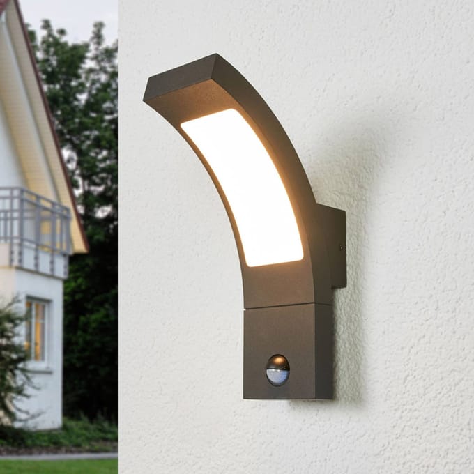 Lucande LED buiten wandlamp Juvia, sensor, 27 cm, grijs, IP54