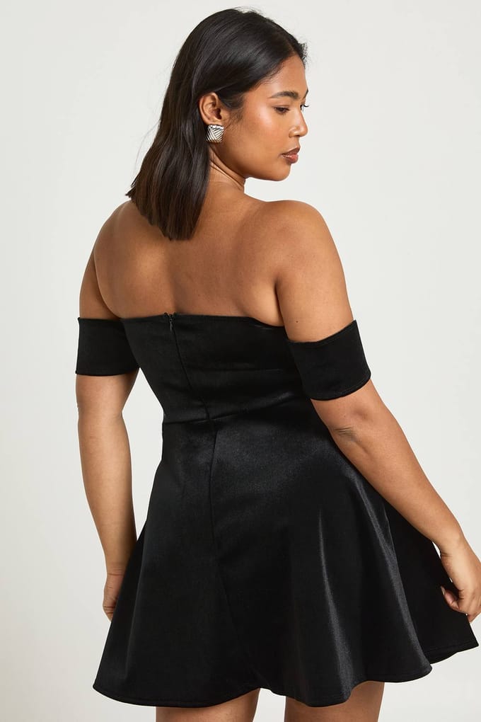 boohoo Dames Plus Fluwelen Bardot Plunge Mini Jurk | Zwart | Maat: 44