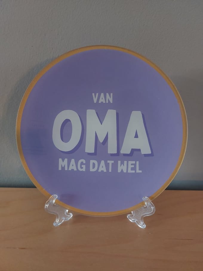 leuk bordje met de tekst : van oma mag dat wel