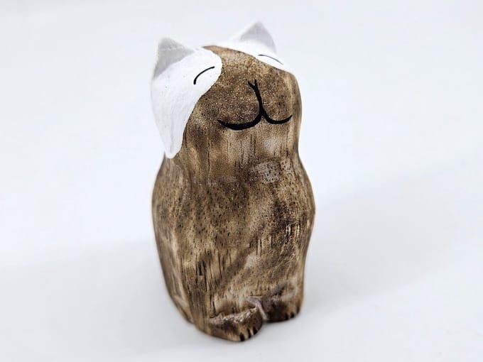 Kat zittend 9x6cm naturel white black