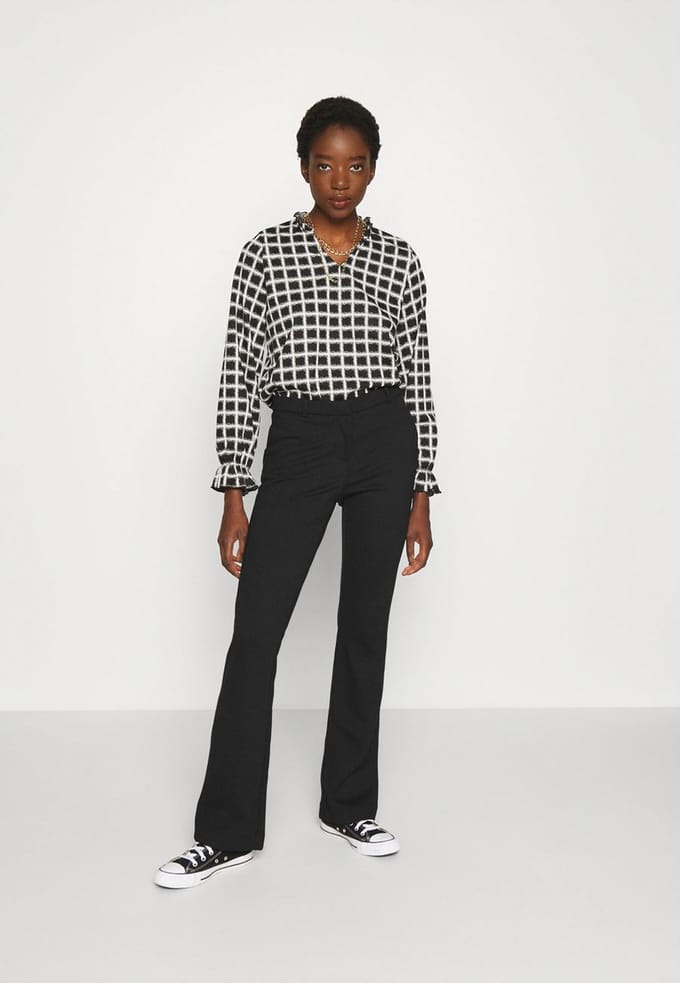 ONLY ONLELORA VIKA FLARE PANT PETIT COLLECTION - Broek - Maat EU 40/"28
