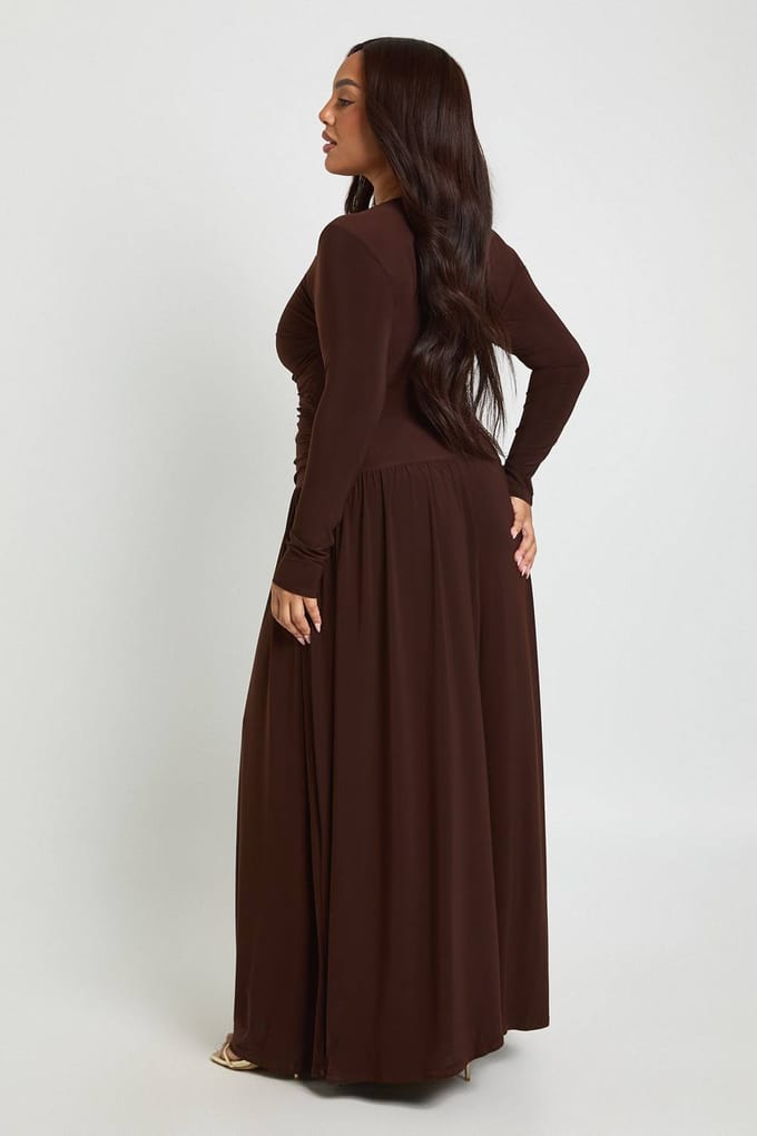boohoo Dames Plus Soft Gerimpelde Lange Mouw Maxi Jurk | Chocoladebruin | Maat: 48