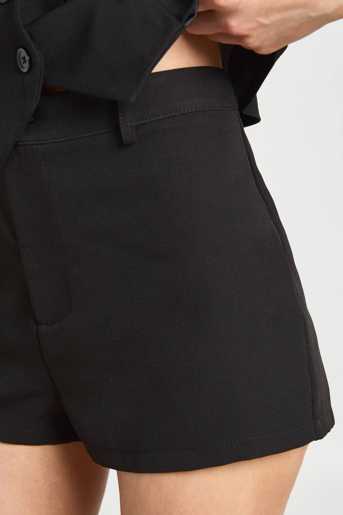 boohoo Dames Petite Getailleerde Mini Short | Black | Maat: 12