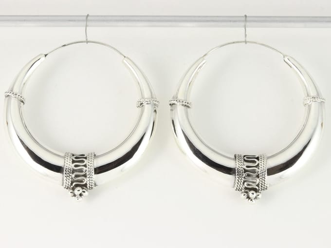 Grote bewerkte zilveren Bali oorringen - ø 45 mm.
