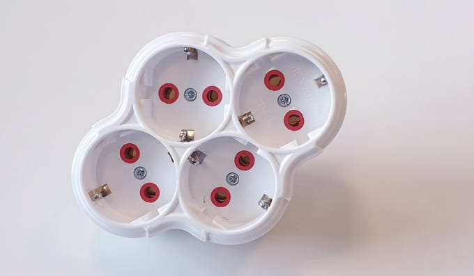 Stopcontact Splitter , Verdeelstekker , Verloopstekker 4-voudig wit , Klaver , Met randaarde , Stekkers , Stekkerdoos