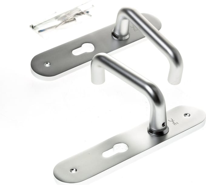 Deurkrukgarnituur aluminium op schild 45x210mm, D-model F1 afgerond model PC55