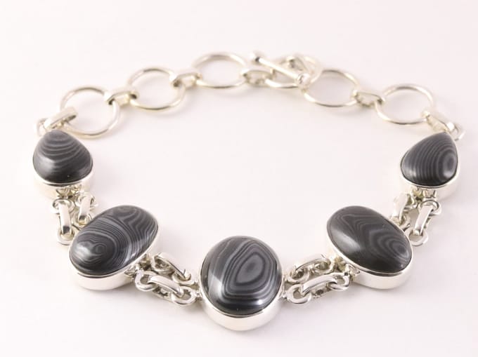 Zilveren armband met grote zwarte psilomelaan stenen