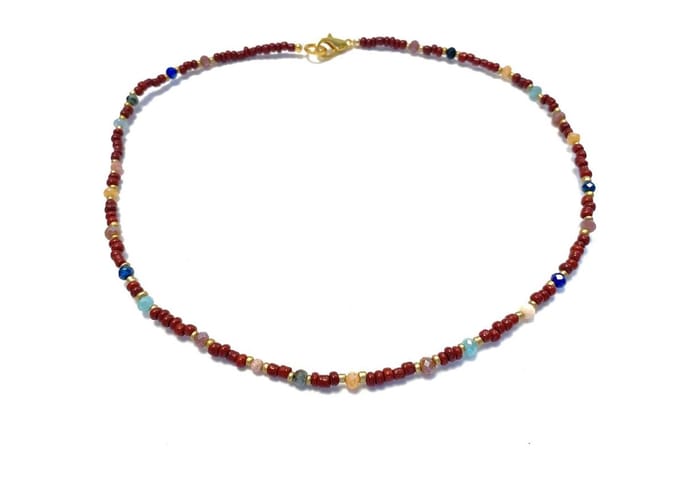 Korte ketting bordeauxrood en goud met edelsteentjes