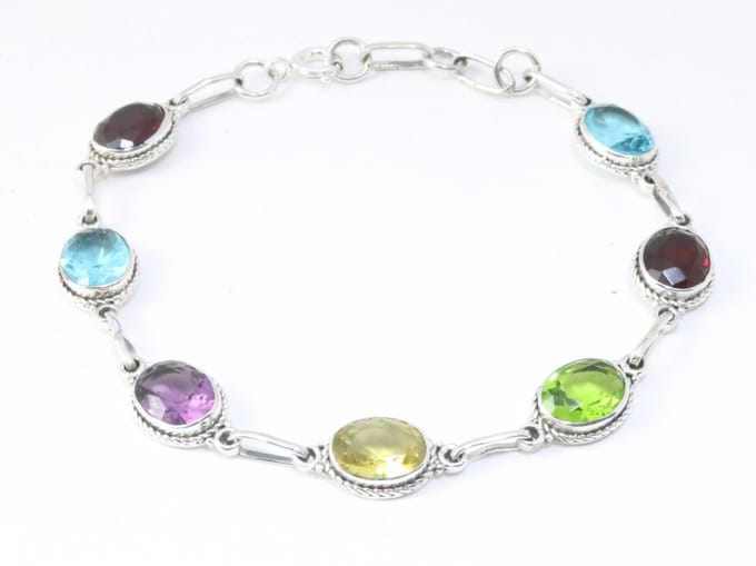Bewerkte zilveren armband met veelkleurige edelstenen
