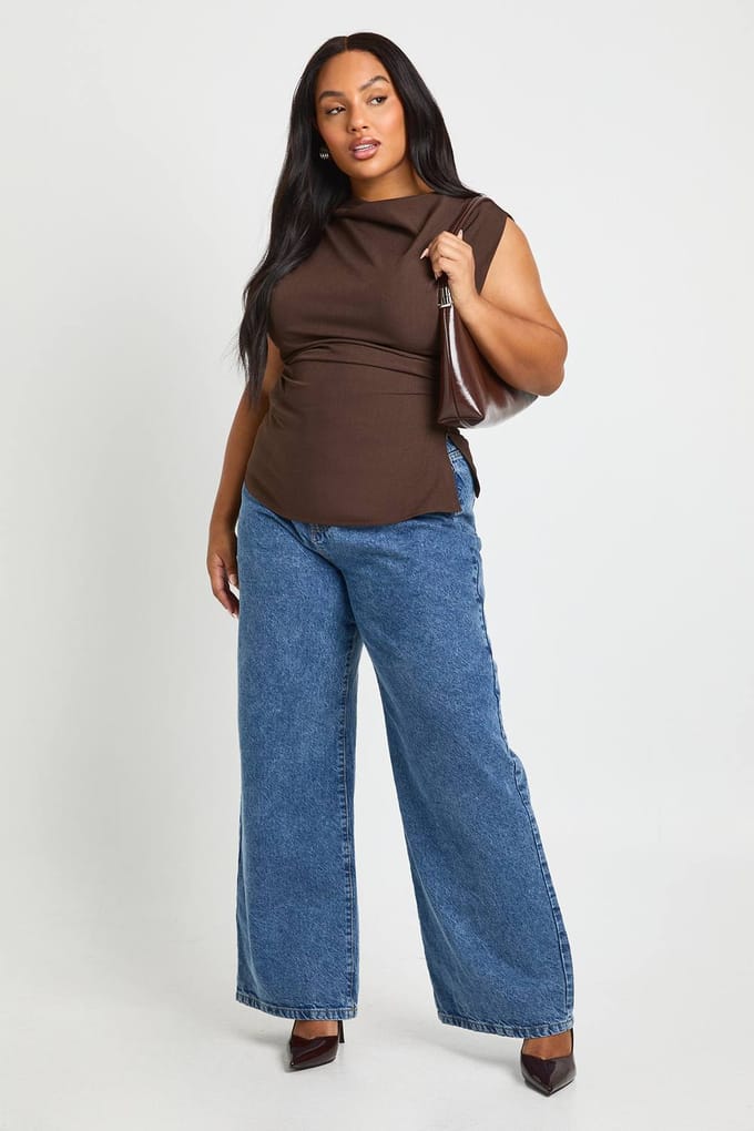 boohoo Dames Plus Cowl Front Asymmetrische Top | Chocoladebruin | Maat: 46