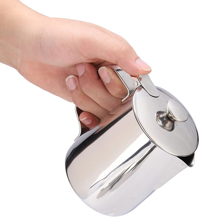 RVS Melkopschuimer met Deksel en Druppeluitloop voor Cappuccino, Latte en Koffie Kunst (600ml)