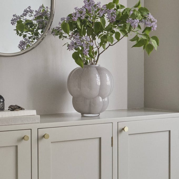 AYTM Uva Glazen Vaas 35 cm - Dove Kleur, Handgeblazen Decoratie