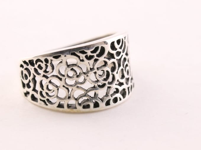 Opengewerkte zilveren ring met bloemen motief - maat 17