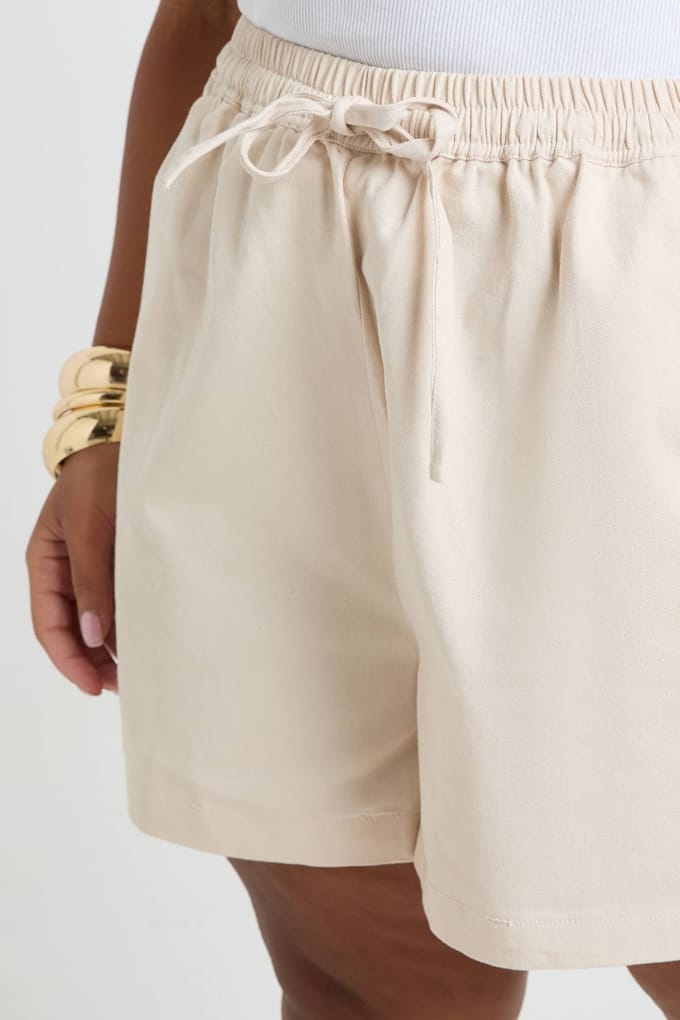 boohoo Dames Plus Chambray Boxy Flippy Short | Ecru | Maat: 44