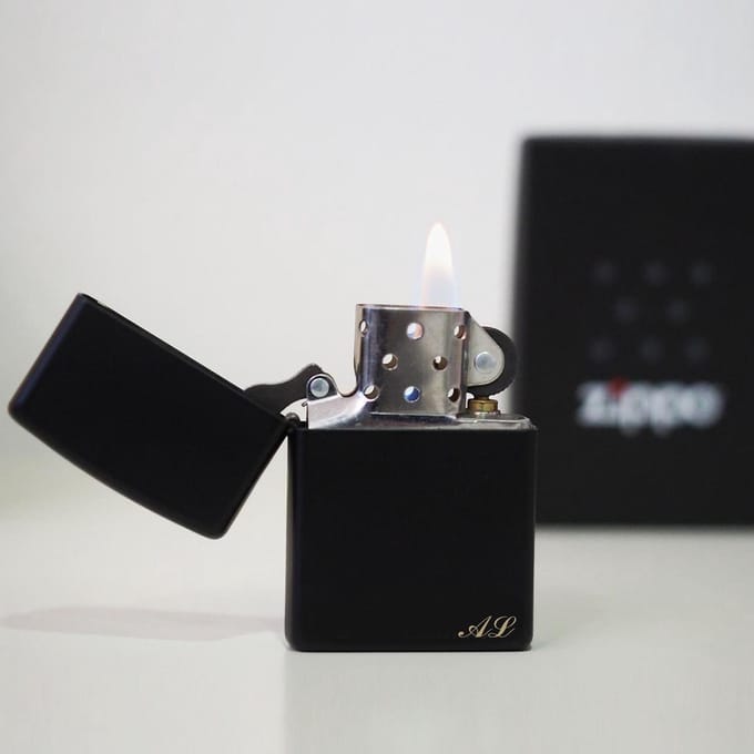 Naam Zippo aansteker ! Kleur: zwart
