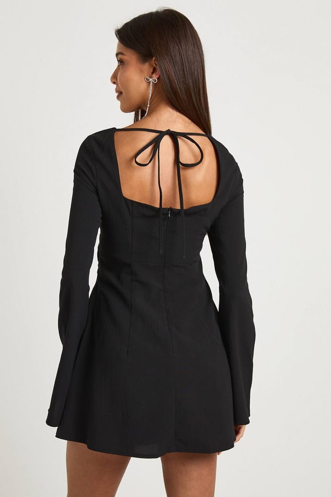 boohoo Dames Satijnmix skaterjurk met geflarede mouwen | Black | Maat: 10
