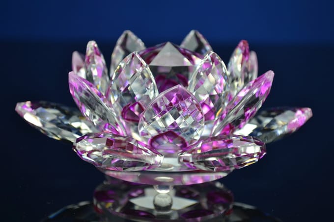 Luxe Kristallen Lotus Bloem – Roze Accenten en Elegant Design