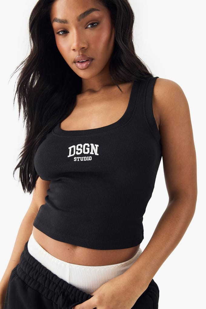 Dames Dsgn Studio Collegiate Geborduurd Geribbeld Hemdje | Black | Maat: 6
