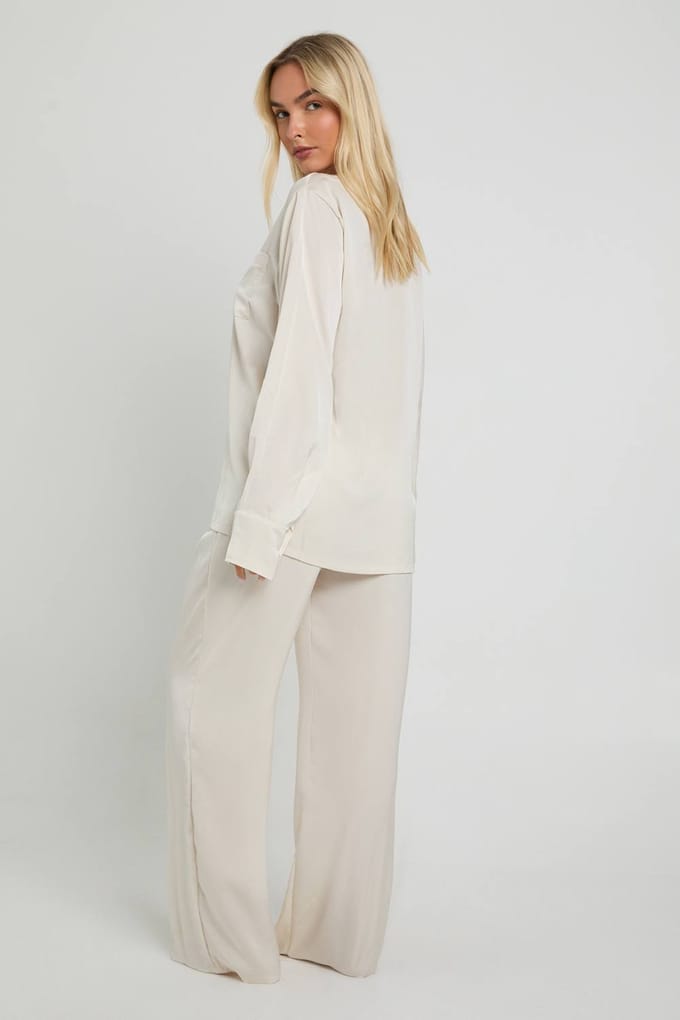 boohoo Dames Oversized satijnen langmouw shirt & broek pyjamaset | Cream | Maat: 14