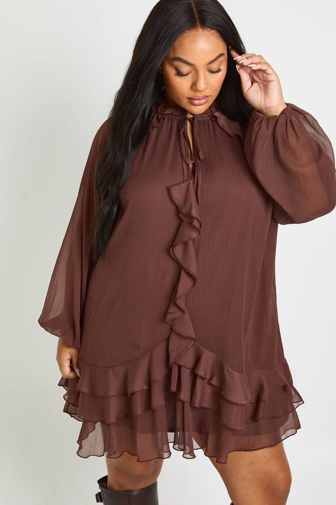 boohoo Dames Plus Chiffon Volant Smockjurk | Chocolate | Maat: 16