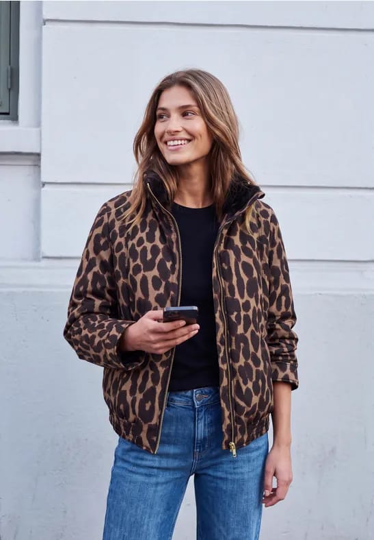 Jas met leoprint en details van imitatiebont