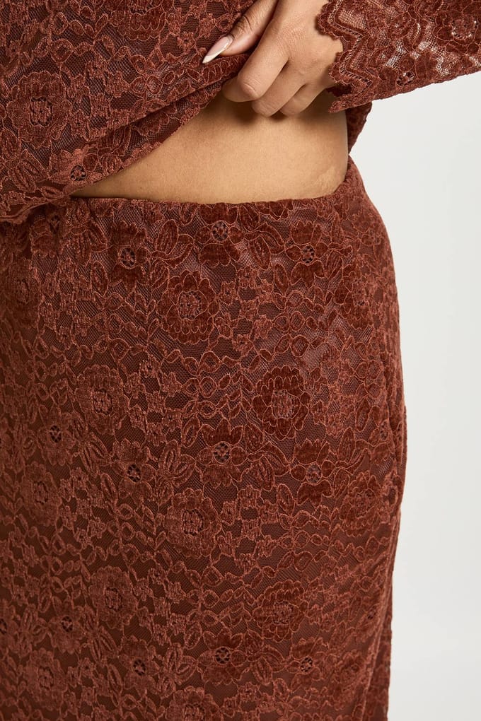 boohoo Dames Plus Premium Kanten Maxi Rok | Chocolate | Maat: 16