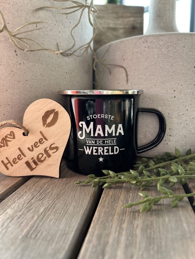 Creaties van hier – Emaille Mok Mama met houten hartje – plaatstaal - geëmailleerde coating – 9cm