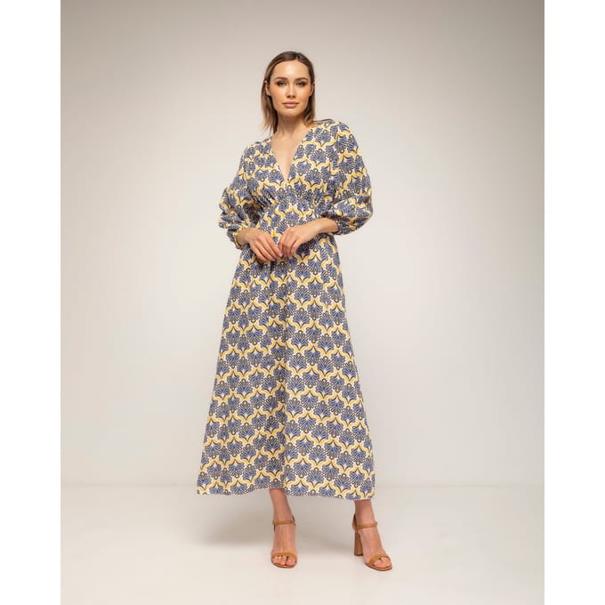 Geprinte jurk met elastische taille, V-hals en V-rug en vetersluiting