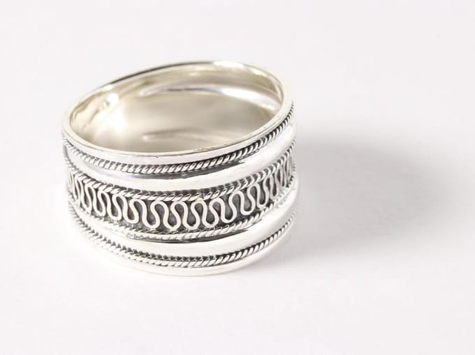 Brede zilveren ring met meandergravering - maat 23