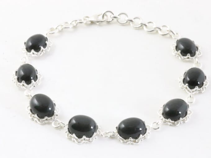 Bewerkte zilveren armband met onyx