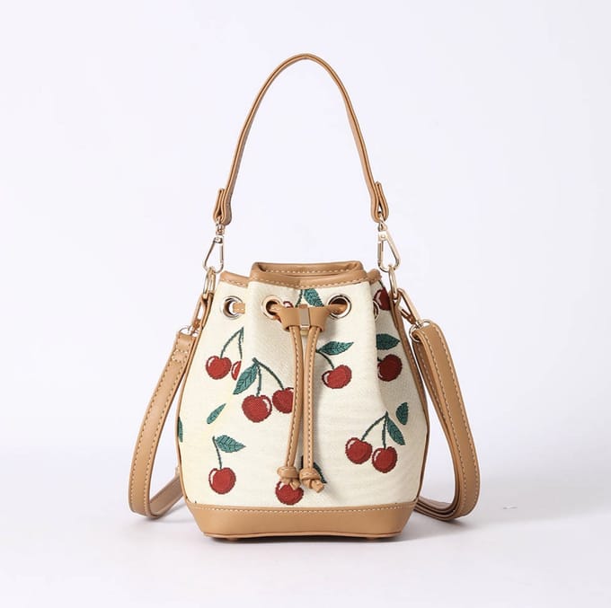 Bucket Bag - Handtas - Schoudertas - Cherry - Kersen - Cremekleurige achtergrond