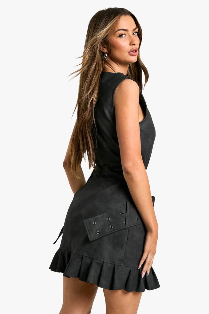 boohoo Dames Nep leren mini-jurk met dubbele riem | Washed Black | Maat: 34