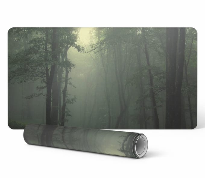Vinyl bureauonderlegger met stijlvolle print: Misty Forest at Dawn (90x45 cm)