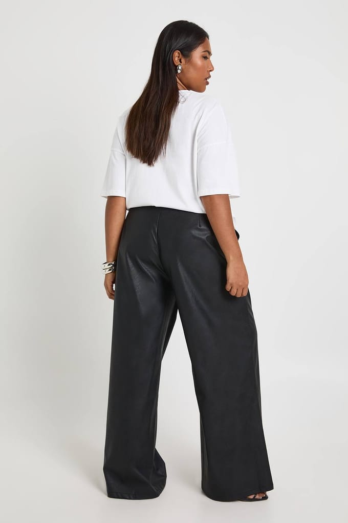 boohoo Dames Plus Kunstleren Broek met Wijde Pijpen | Black | Maat: 22