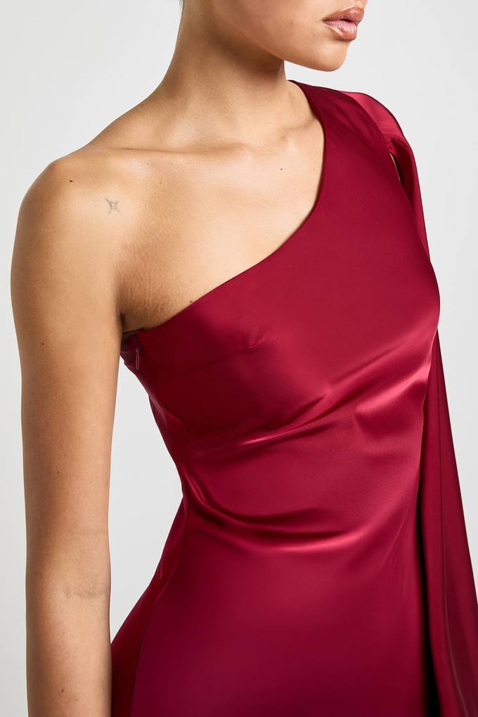 boohoo Dames Satijnen One Shoulder Jurk Met Cape Mouw | Wijn | Maat: 36