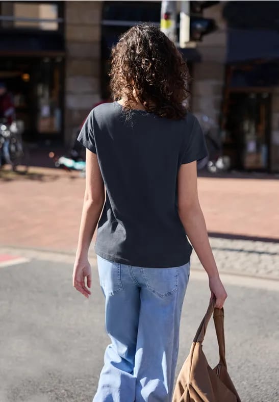 Shirt met overhangende schouder en knoopdetail