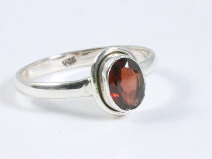 Fijne zilveren ring met granaat - maat 18