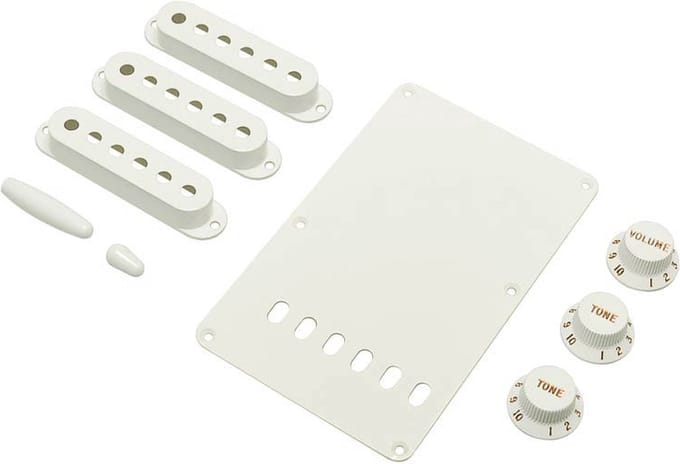 Fender Strat Accessoire Kit - Wit (Pot Knoppen, Schakeltip, Achterplaat, Pickup Covers)